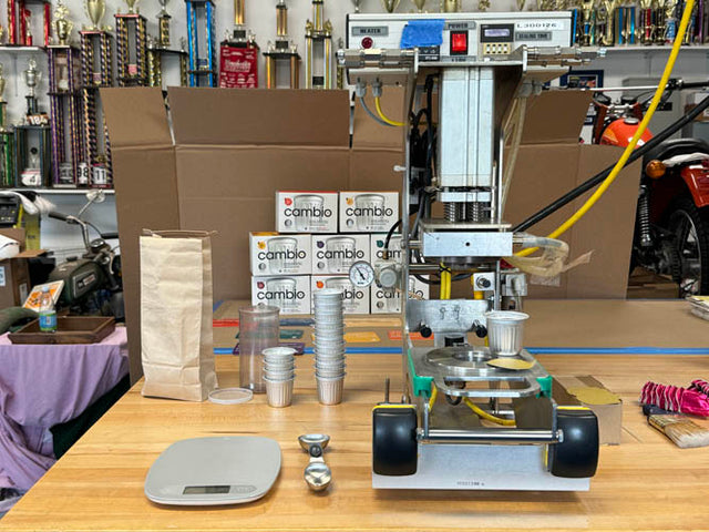 a machine to close aluminum coffee pods